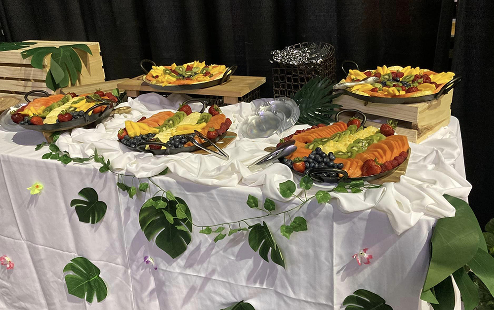 table with fruit 